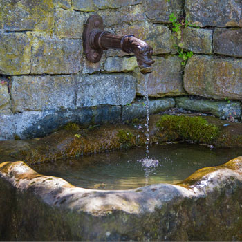 Regelmäßige Untersuchung von Brunnenwasser